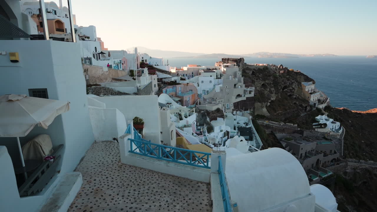 foto de la icónica arquitectura encalada de la isla de santorini en grecia