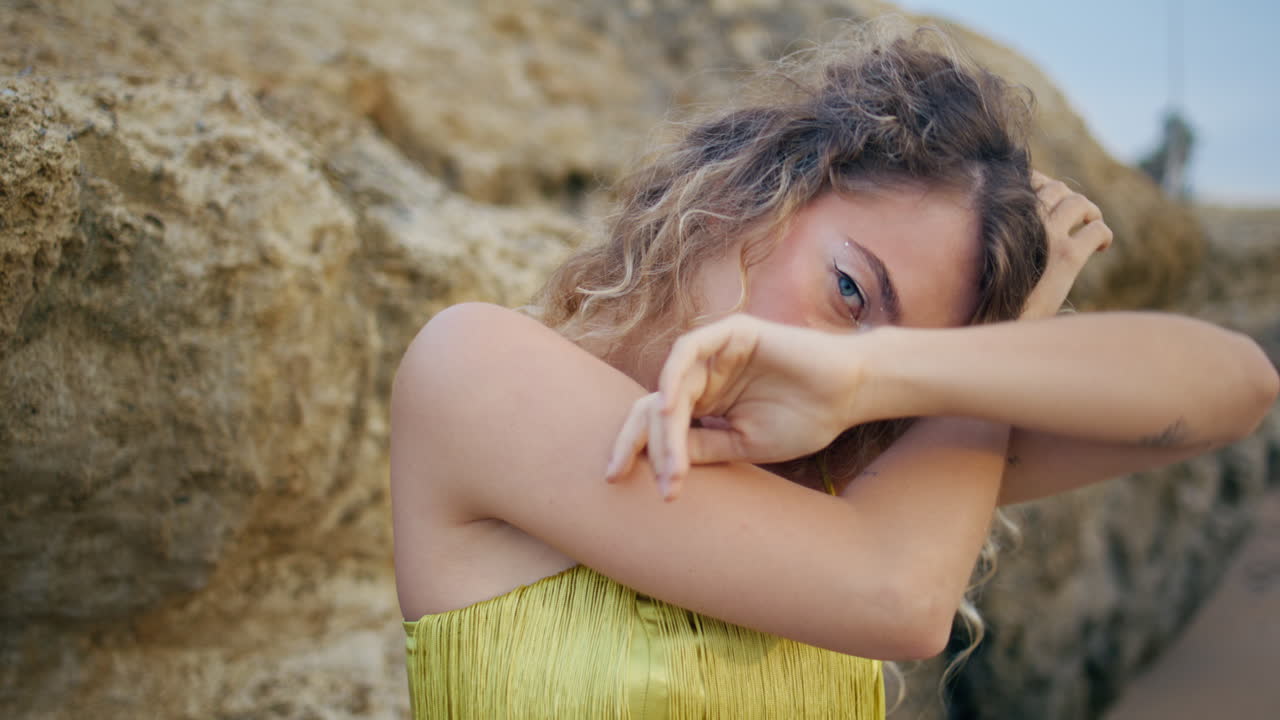 bailarina sensual mirando a la cámara realizando una improvisación sensual en el rock de cerca.