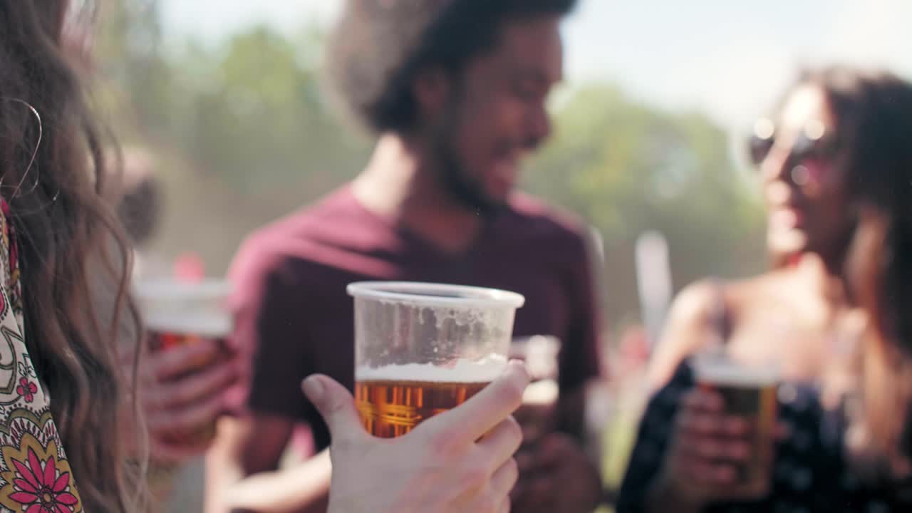 grupo de personas bebiendo cerveza en un festival de música