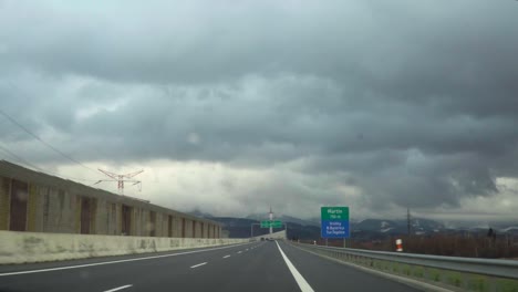 hiperlapso pov de coche en camino alto durante el día nublado