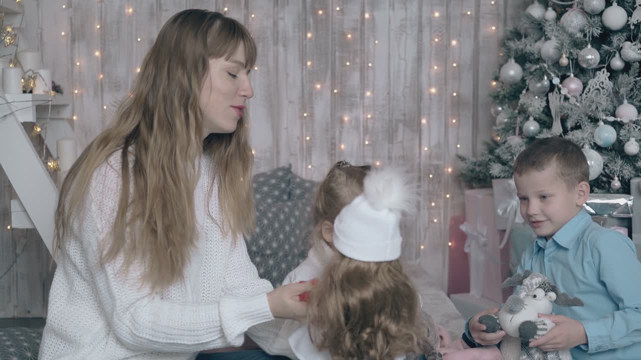 행복한 젊은 가족에게 아름다운 도자기 인형을 주는 사람