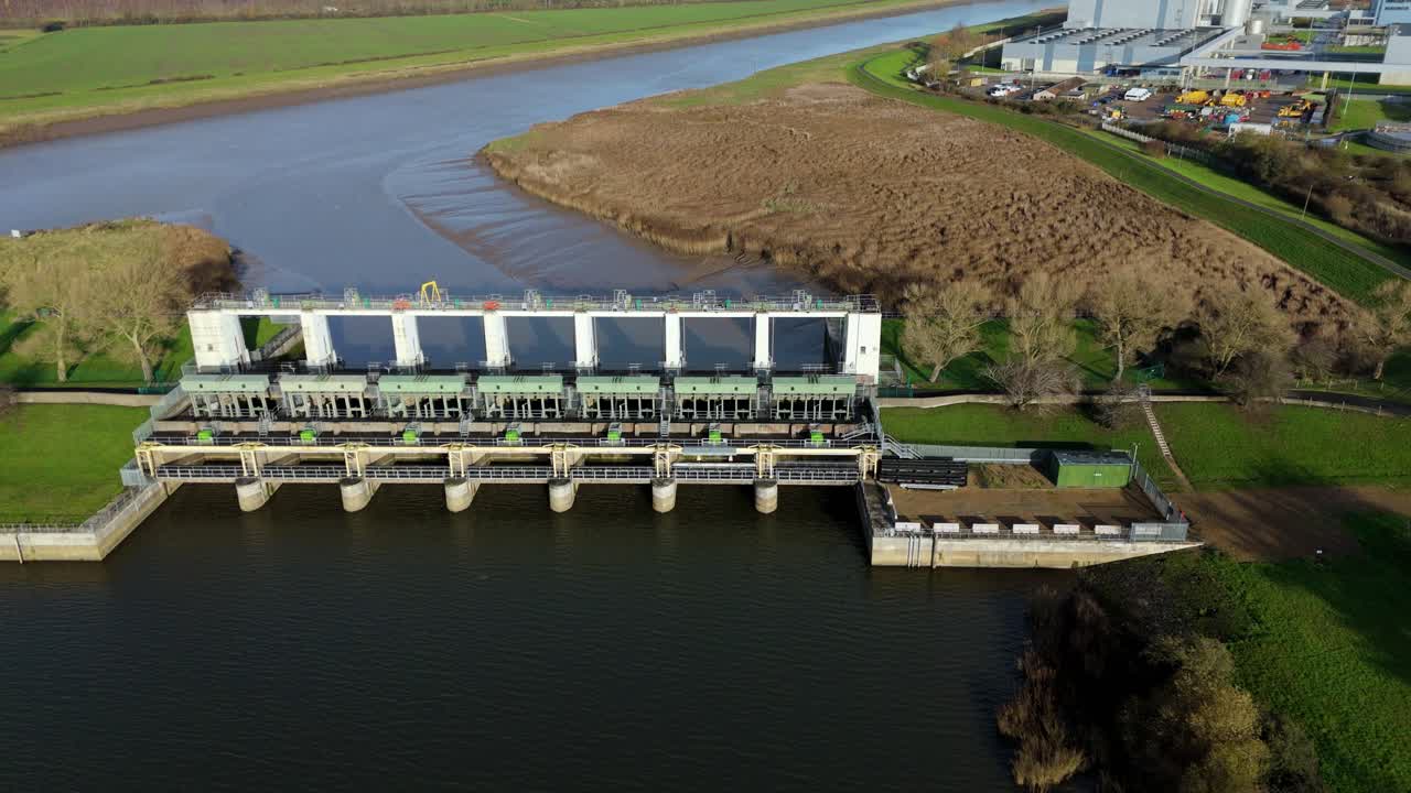 Vista aerea con drone della chiusa di coda del Canale di Sgrondo a King’s Lynn, una struttura critica per il controllo delle inondazioni sul fiume Great Ouse, Regno Unito, in inverno