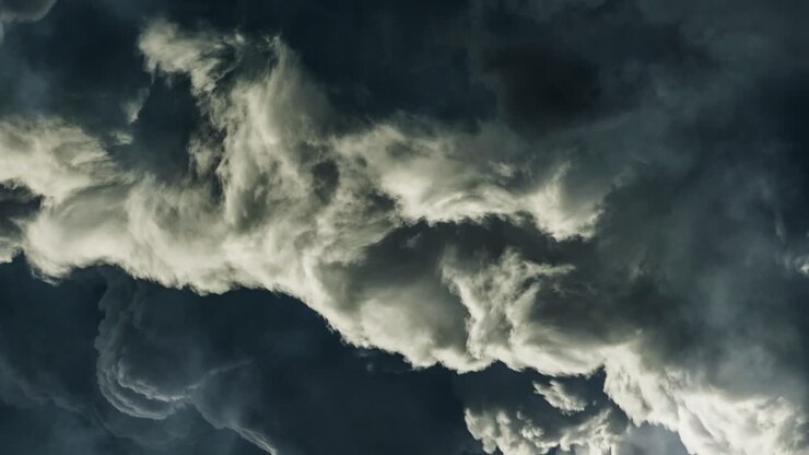 cumulonembi che si muovono nel cielo, punto di vista