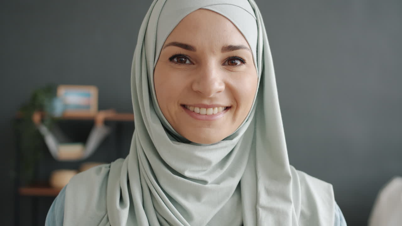 히자브 를 입은 미소 짓는 여자