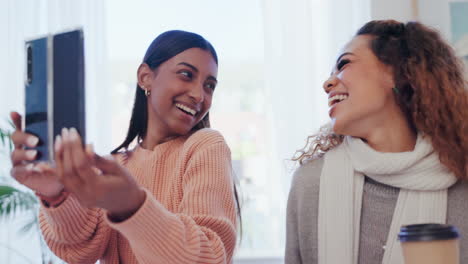 Women-together-with-selfie