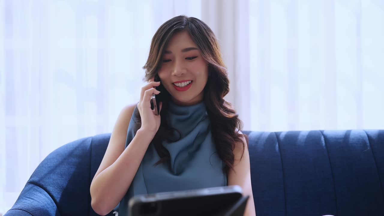 집에서 캐주얼로 일하는 것, 휴식을 취하는 것, 거실에서 태블릿 기기를 사용하는 것, 아시아 여성 성인 손으로 타이핑, 노트북을 통해 검색하거나 문자 메시지를 보내는 것, 소파에서 행복한 평화로운 미소 아이디어 개념으로 집에서 일하는 것.