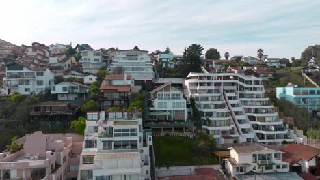 Camión-Aéreo-Derecho-De-Casas-Y-Departamentos-De-Lujo-En-Ladera-Cerca-Del-Mar-En-El-Sector-5-De-Reñaca,-Valparaiso,-Chile