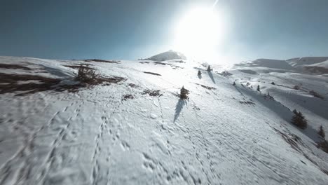 toma aérea fpv de las montañas nevadas de los alpes suizos