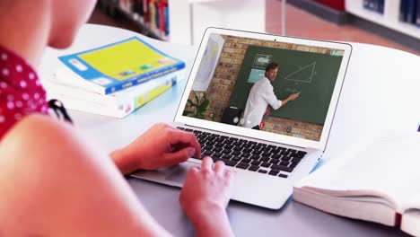 Kaukasische-Studentin-Nutzt-Laptop-Bei-Videoanruf-Mit-Männlichem-Lehrer