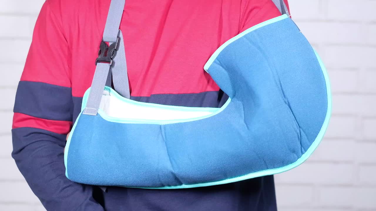 팔 슬링을 가진 사람