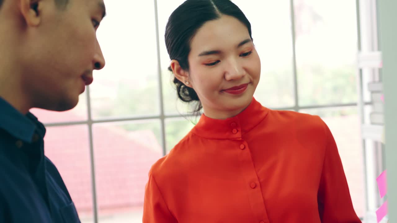 직장인들이 프로젝트 계획판에서 작업하고 있습니다.