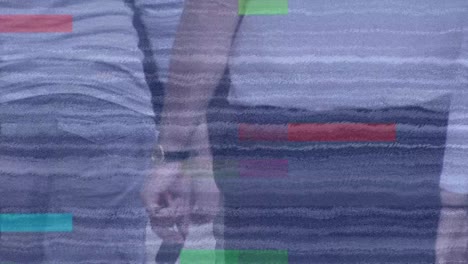 personas caminando rápido con formas coloridas en primer plano