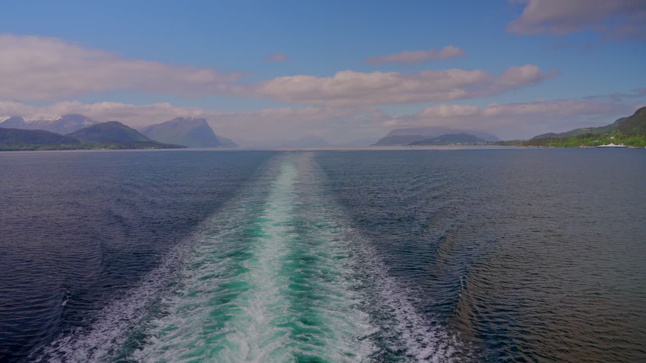 The flag of the Norwegian Coastal Express ships, which today also operate as a tourist experience. The cruise ship sails along the historic Norwegian Coastal Express route