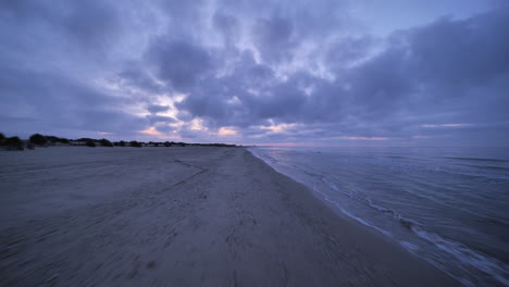 Bewölkter-Tag-Am-Frühen-Morgen-An-Einem-Strand-In-Carnon,-Occitanie,-Frankreich