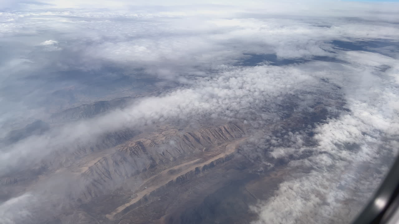 vista aérea de un paisaje montañoso con nubes