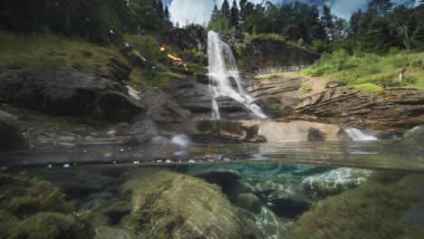 une vidéo apaisante présente les merveilles naturelles d'une rivière, avec de l'eau claire et une cascade lointaine