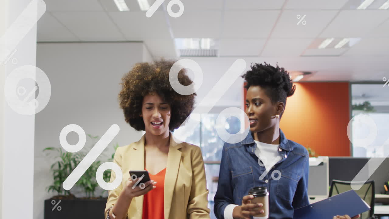 animación de símbolos de porcentaje sobre diversas personas de negocios que trabajan en la oficina