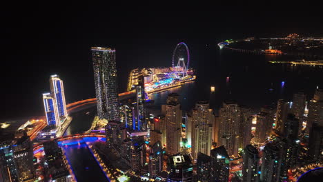 Edificios-De-Gran-Altura-Iluminados-En-Color-E-Isla-De-Aguas-Azules-En-El-Puerto-Deportivo-De-Dubái