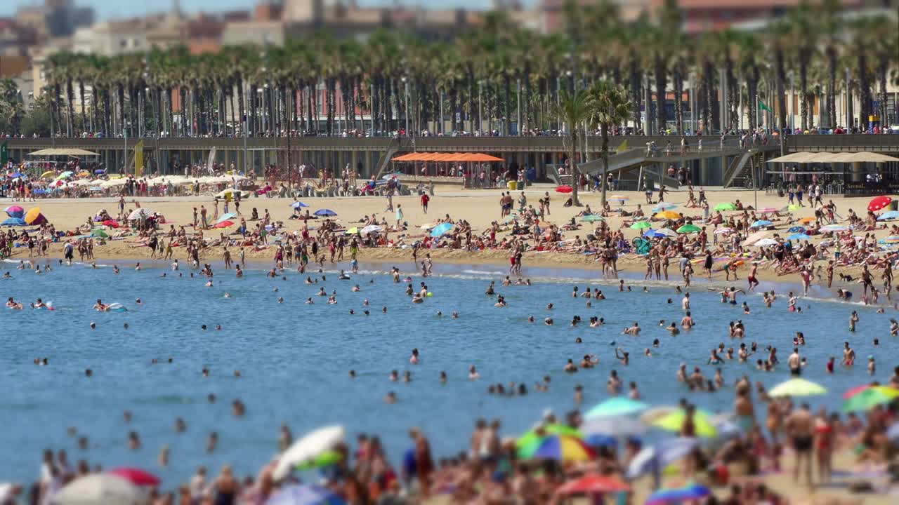 cinemagraph de las playas de la ciudad de barcelona. efecto de desplazamiento de inclinación.4k.