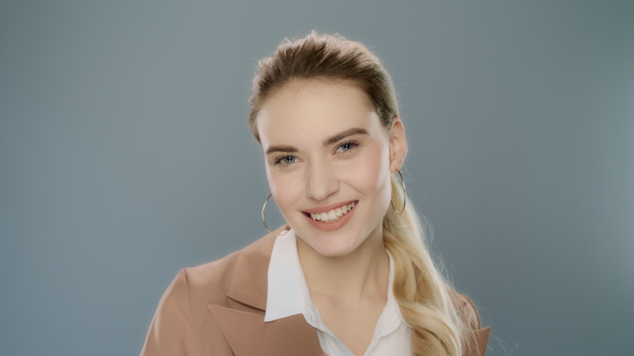 mujer de negocios feliz teniendo una idea en el estudio