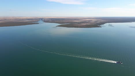 Paisaje-Aéreo,-Barco-Navegando-En-Aguas-De-La-Península-De-La-Isla-Weeroona,-Vista-Amplia