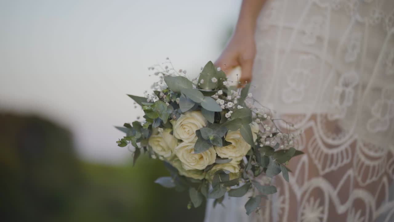 Una sposa tiene un bouquet di fiori, un tripudio di colori e texture.