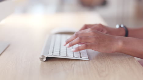 primer plano de una mujer de negocios navegando en una computadora