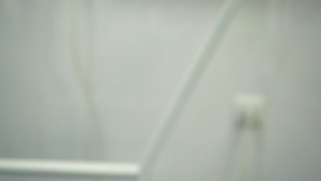 hombre realiza una prensa de banco 3 clases de ejercicio se llevan a cabo en la sala de deportes para personas con discapacidad