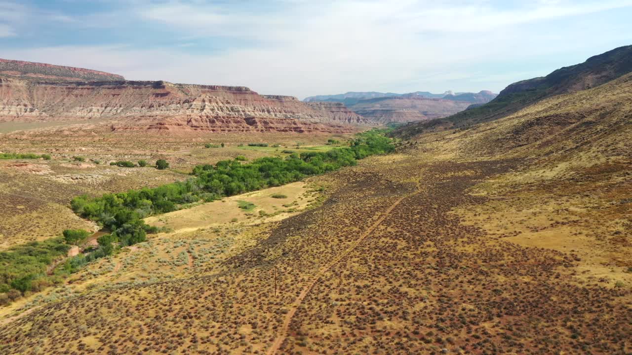 Pendii montuosi nei deserti dello Utah con colline di bentonite sullo sfondo, Parco Nazionale Capitol Reef