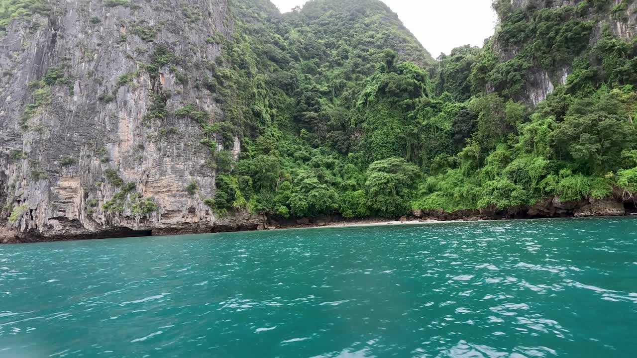 Frodig klippor och turkost vatten i Krabi