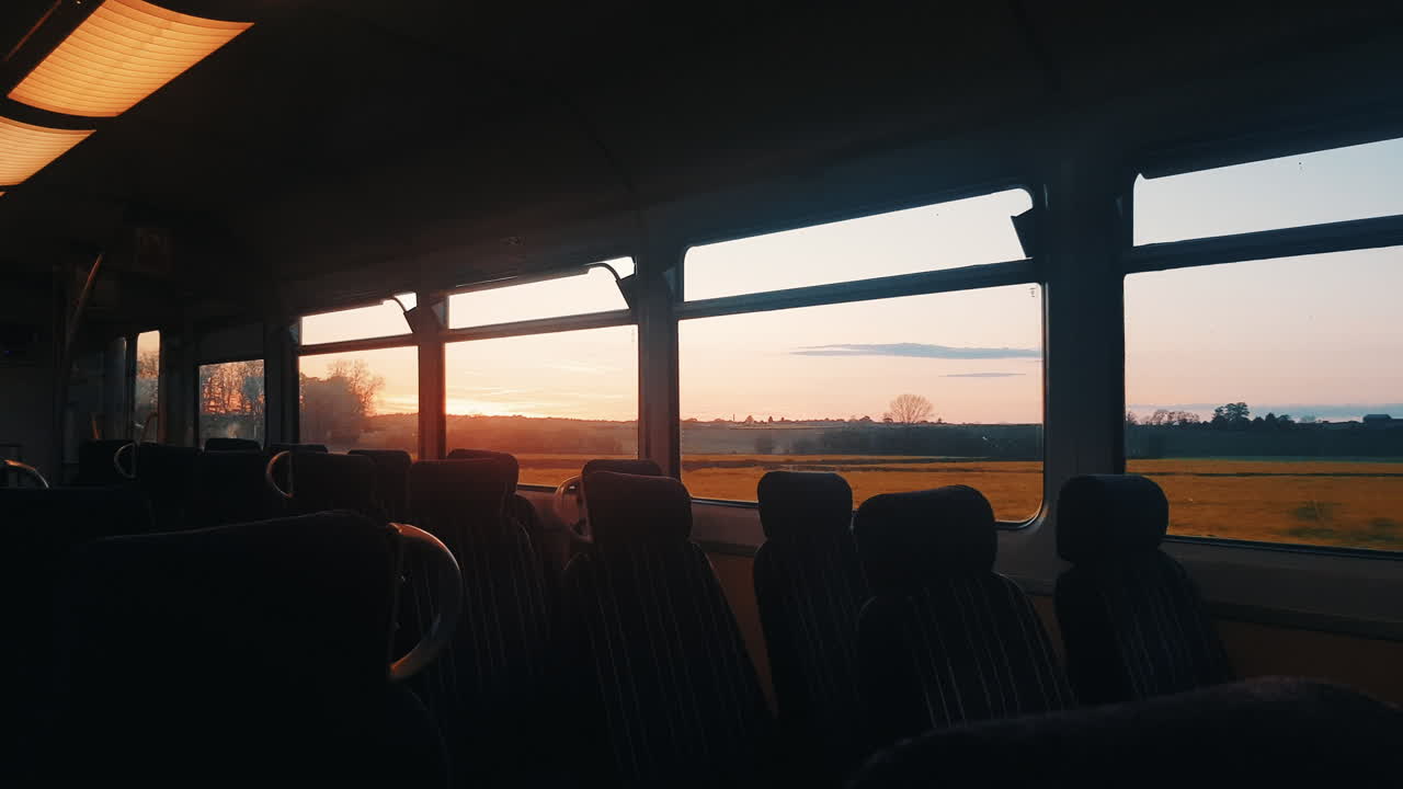Sisäkuva tyhjästä junasta auringonlaskun aikaan.