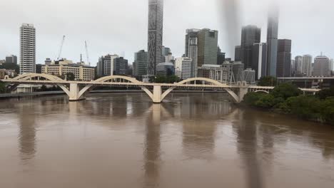 Pronóstico-Del-Tiempo-Severo-En-Gran-Parte-De-Queensland,-Australia,-Fuertes-Lluvias,-Aumento-Del-Nivel-Del-Agua,-Río-Fangoso-En-El-Centro-De-La-Ciudad-De-Brisbane