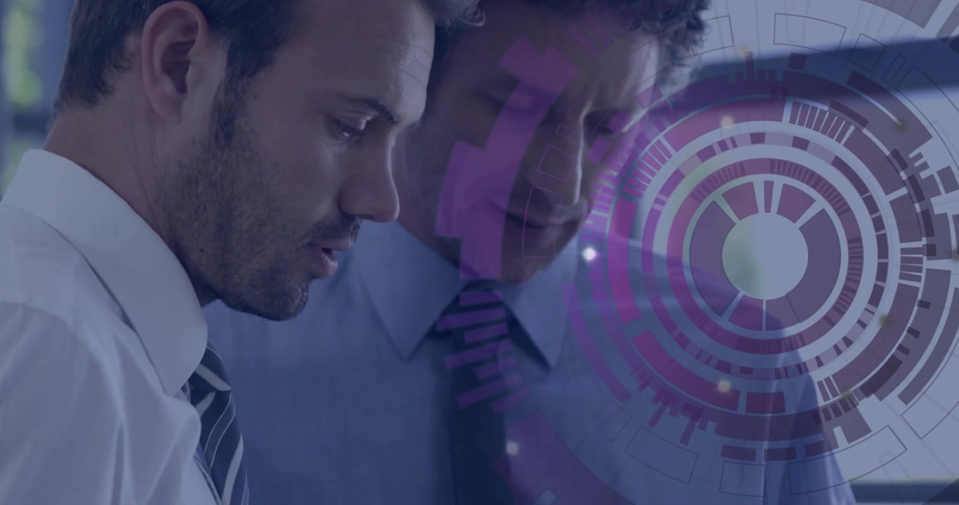 In ufficio, professionisti aziendali che discutono dell'uso di una sovrapposizione di animazione di dati digitali sullo schermo.
