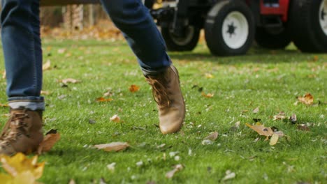 person, die durch herbstblätter geht