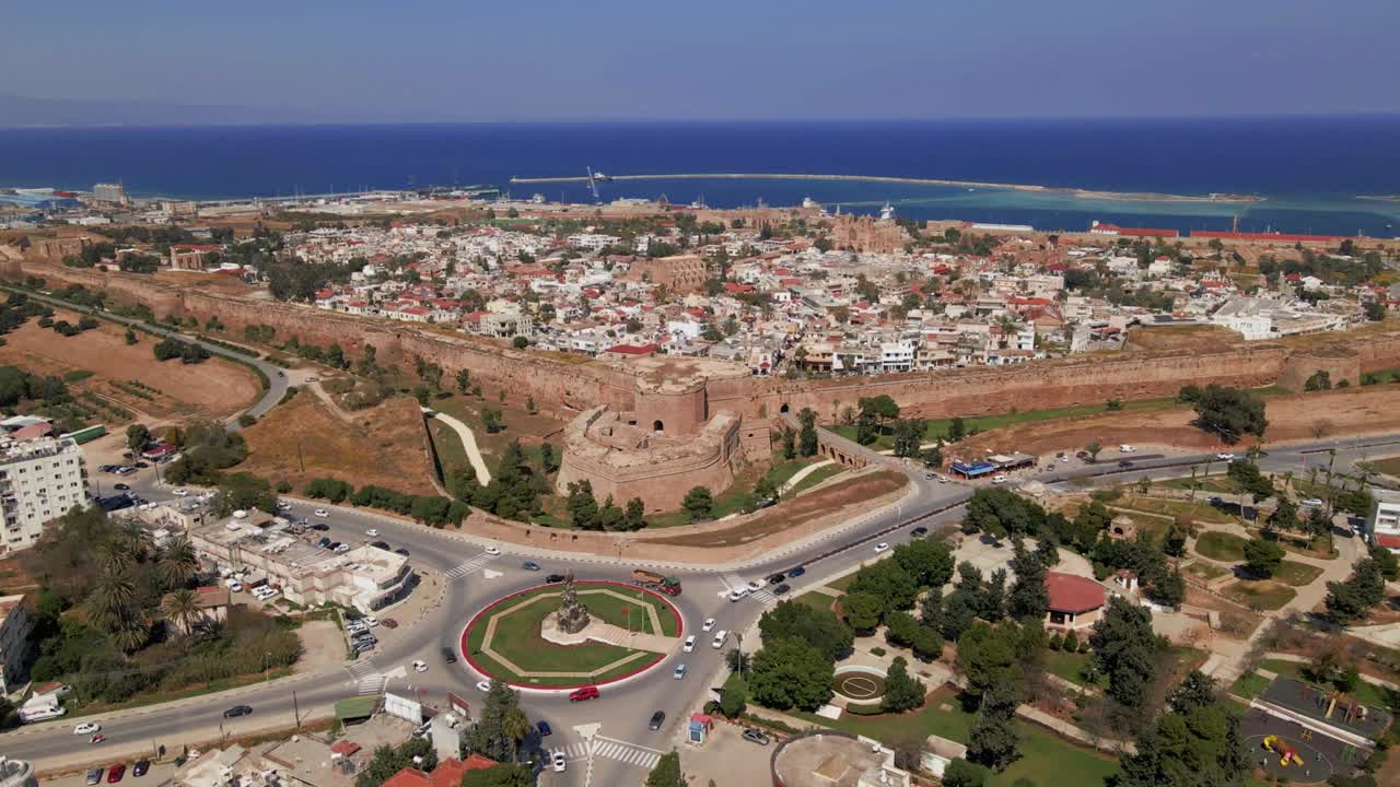 aerial 4k famagusta 성벽 도시, 오래된 도시 및 북 키프로스의 varosha 풍경