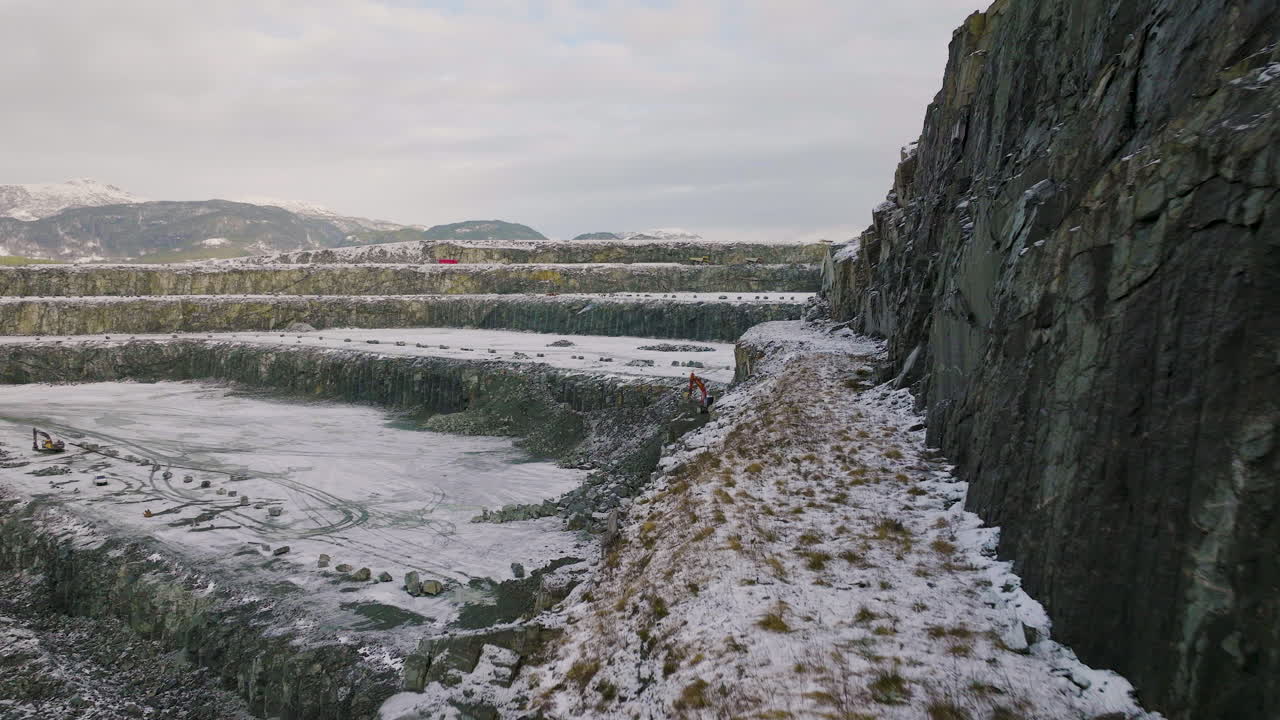 눈 덮인 채석장 내부 굴착기