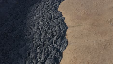 borde del campo de basalto negro lava solidificada roca oscura, flujo aa, islandia