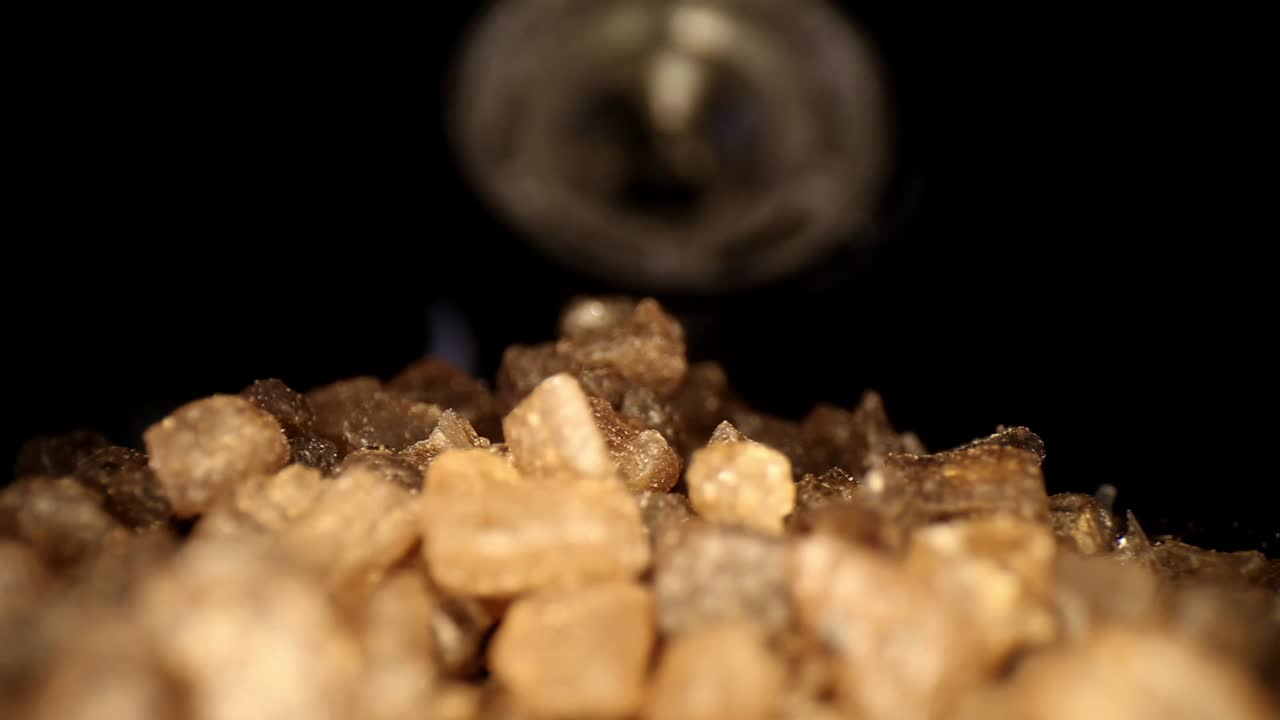 부서진 분쇄기에서 큰 바다 소금 더미를 향해 밀고, 색상과 질감을 강조하는 소금의 극단적인 매크로 보기