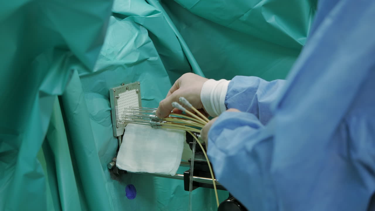 procedimiento quirúrgico con equipo médico