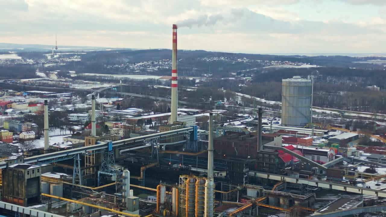 Veduta aerea invernale del paesaggio industriale della cokeria Svoboda a Ostrava