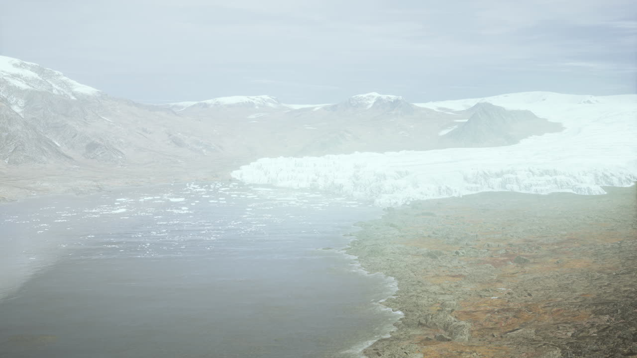 montañas nevadas y icebergs a la deriva en el mar de groenlandia