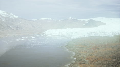 Schneebedeckte-Berge-Und-Treibende-Eisberge-Im-Grönlandmeer