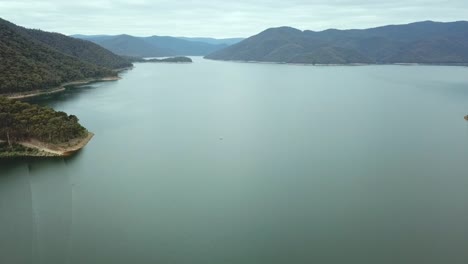 Rückwärtsluftaufnahmen-über-Dem-Lake-Dartmouth,-Dem-Größten-Wasserspeicher-In-Victoria,-Australien