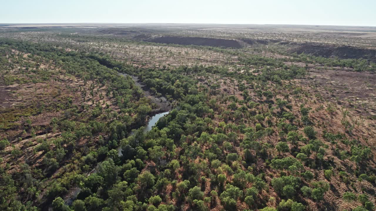 Vista drone del tortuoso fiume Victoria e del paesaggio vicino a Kalkarindji, Gurindji, Territorio del Nord, Australia, agosto 2022