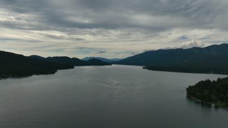 Naturaleza-Serena-Del-Lago-De-Pescado-Blanco-Durante-La-Puesta-De-Sol-En-El-Condado-De-Flathead,-Montana,-Estados-Unidos