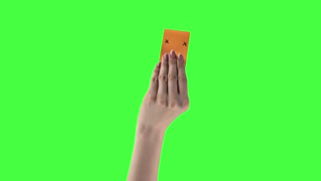 primer plano de las manos de un hombre y una mujer que pegan y quitan una pegatina con marcadores de seguimiento en pantalla verde