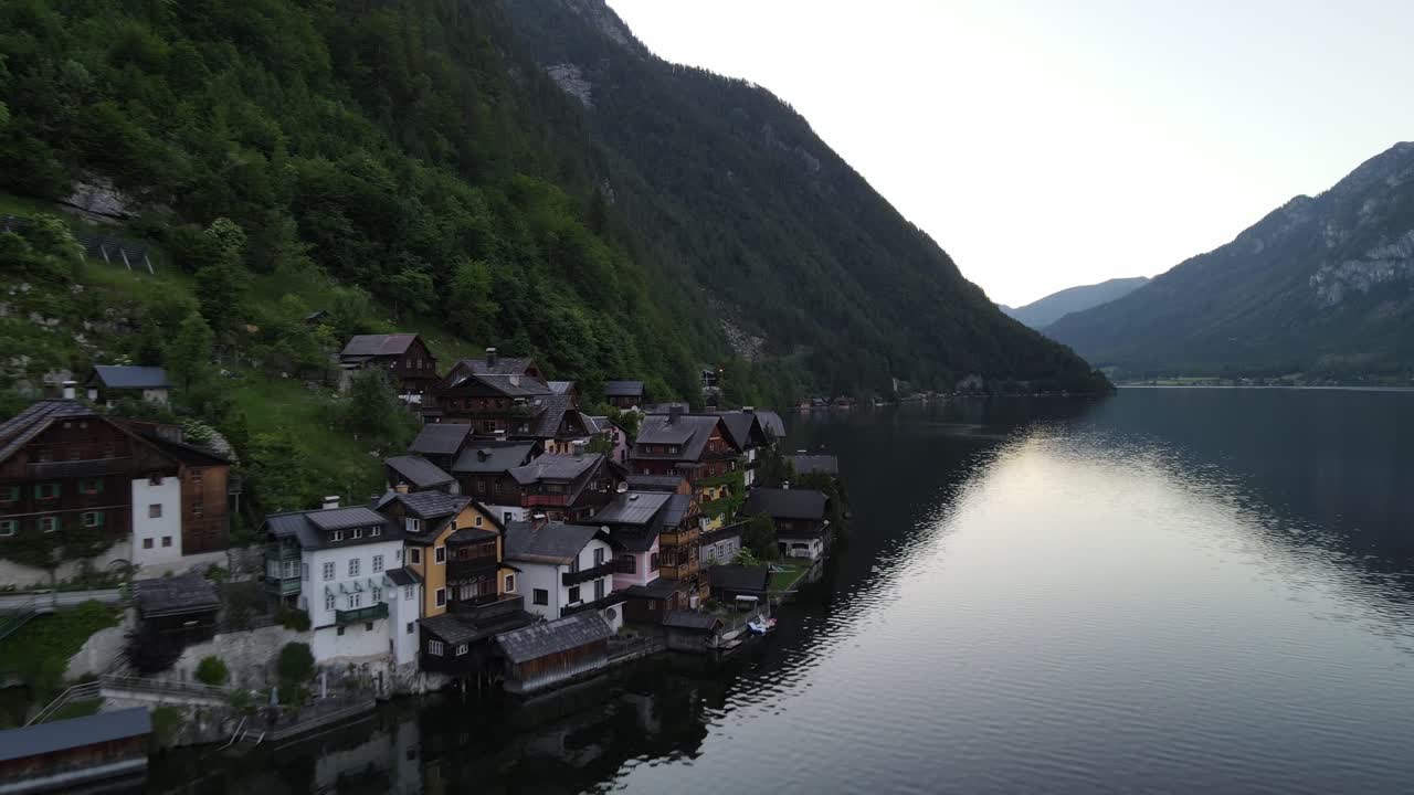 Hallstatt-søen ved solnedgang i Østrig, set fra en flyvning mod bjergene.