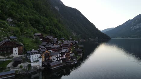 Sunset-lake-Hallstatt-in-Austria-flight-towards-mountains