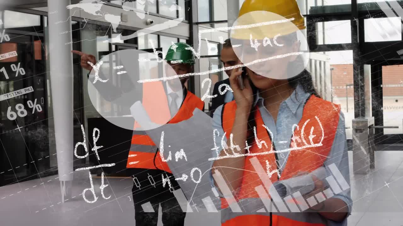 ecuaciones matemáticas y datos estadísticos contra una arquitecta hablando en un teléfono inteligente