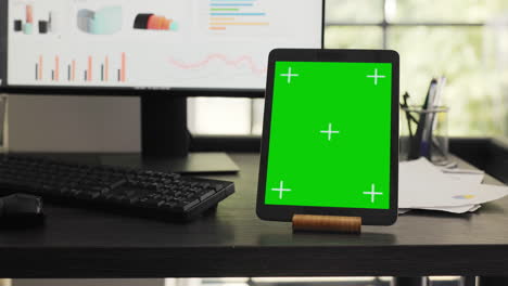 estación de trabajo con pantalla verde en la tableta